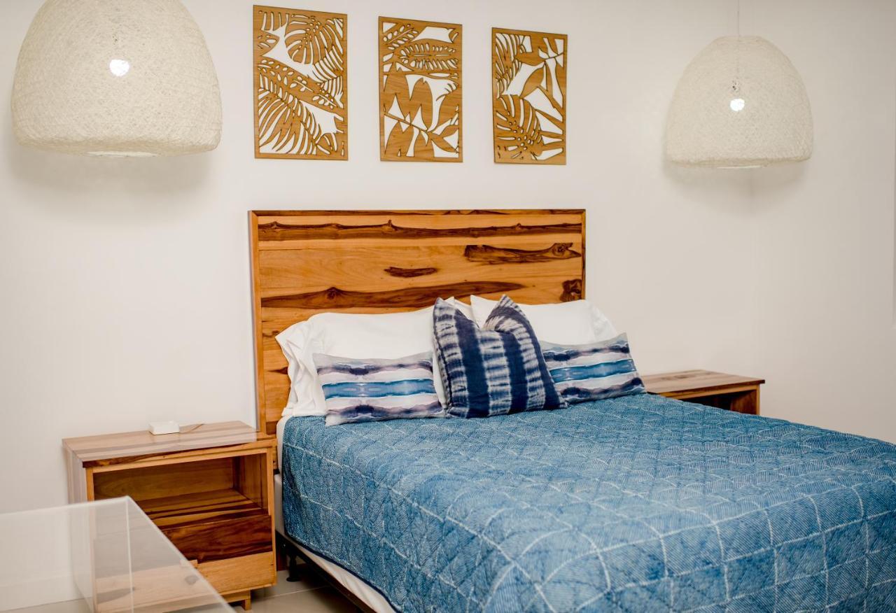 אוצ'ו ריוס Whispering Seas Oceanfront Suite מראה חיצוני תמונה
